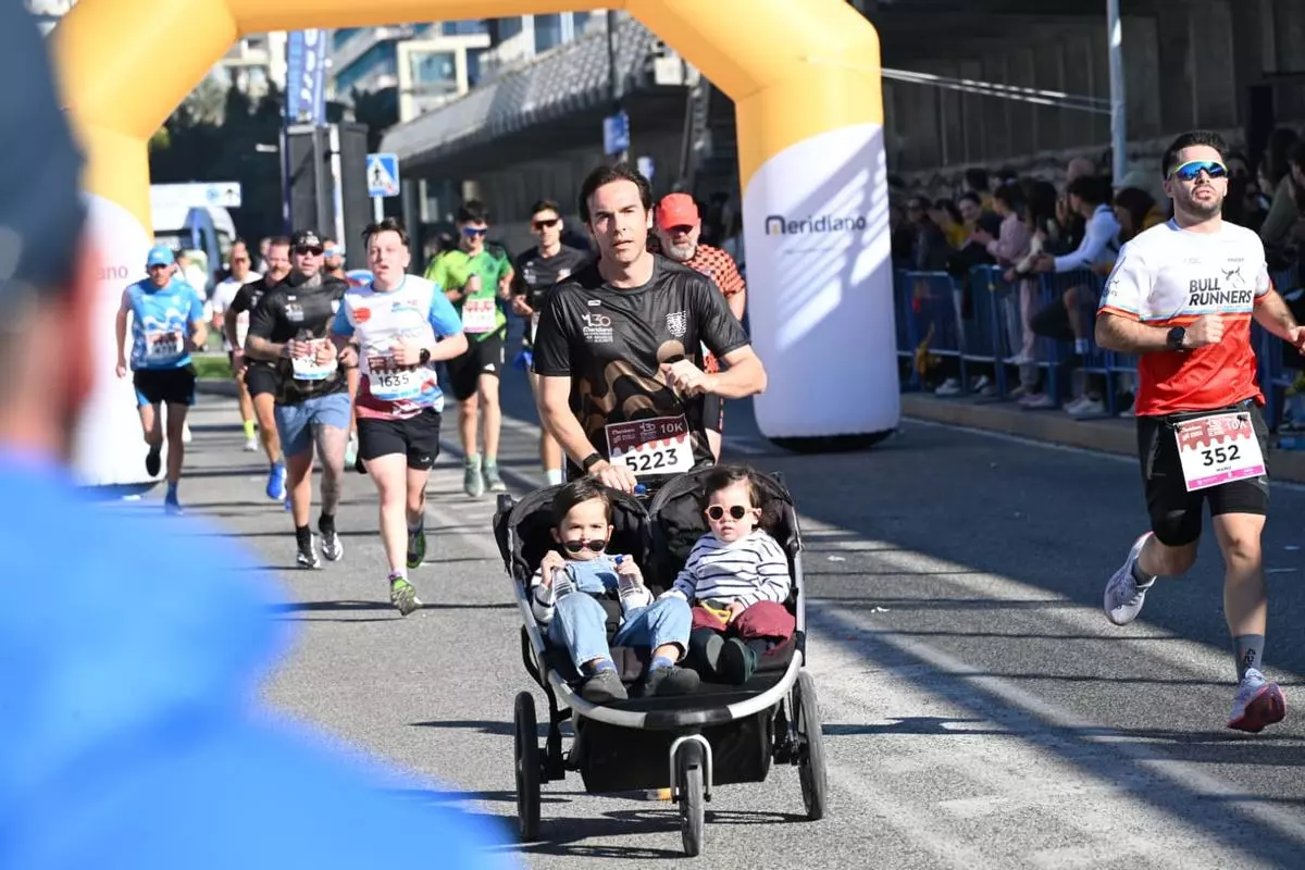 corredor cruzando meta maratón Santa Pola Alicante recuperación post carrera